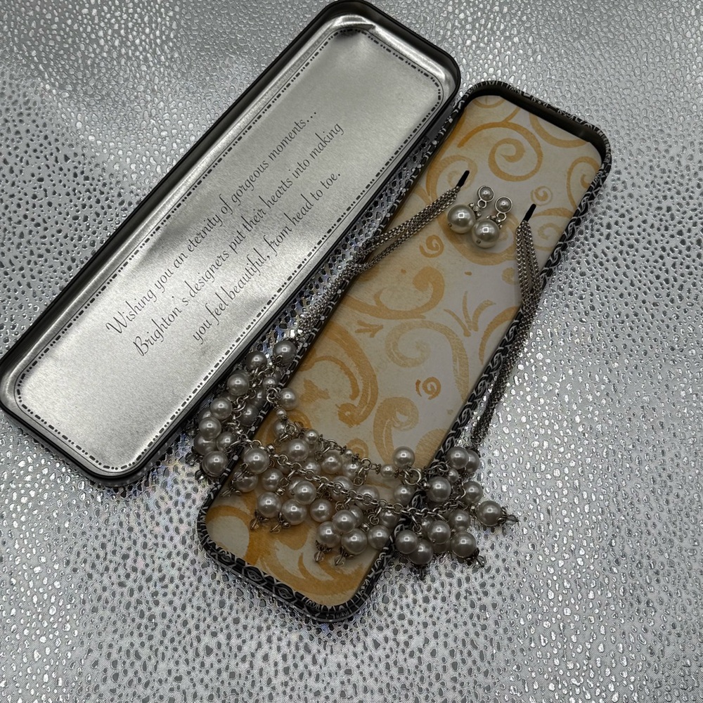 Elegant Silver and Pearl Necklace
